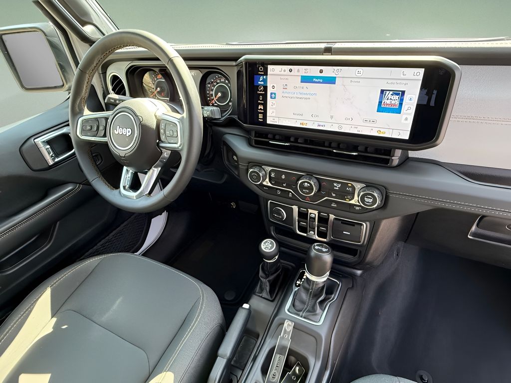Vehicle image 17 of 28