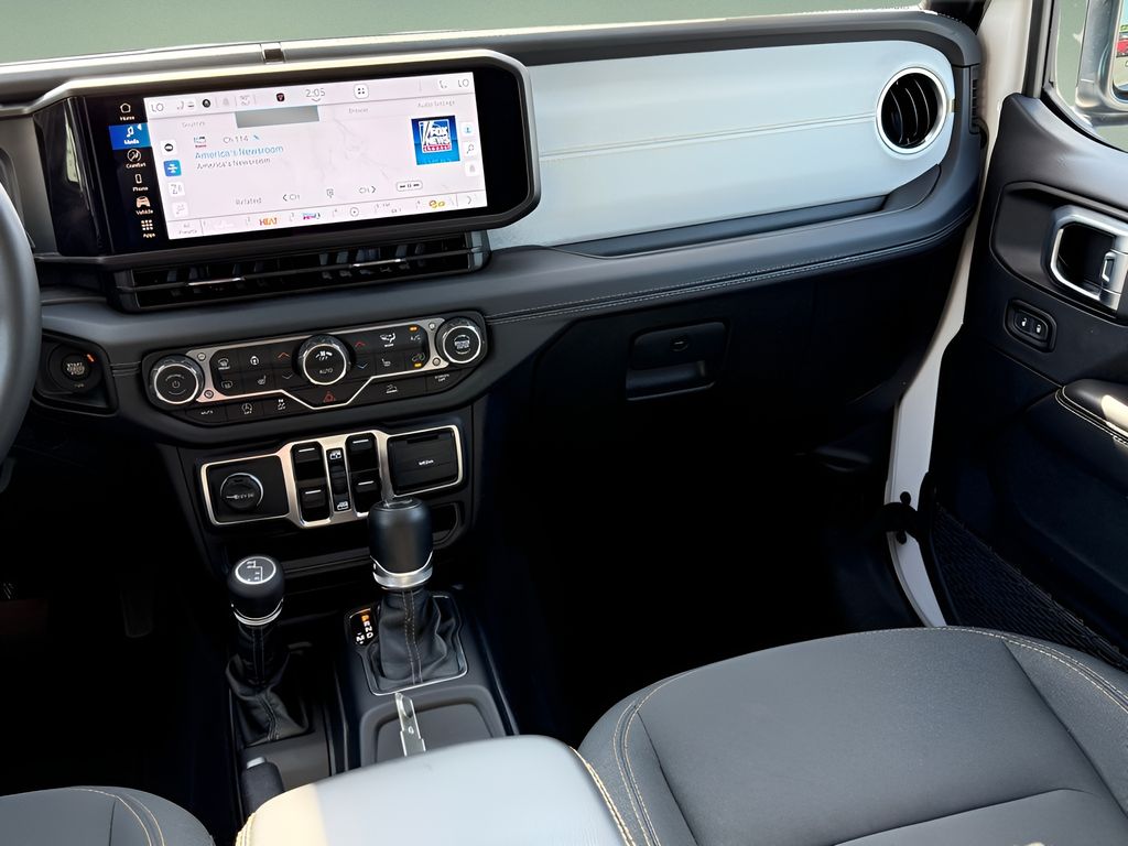 Vehicle image 24 of 28