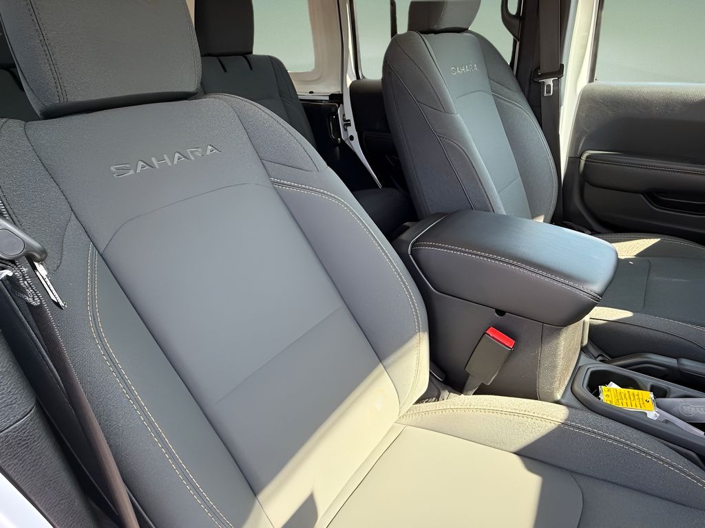 Vehicle image 14 of 28
