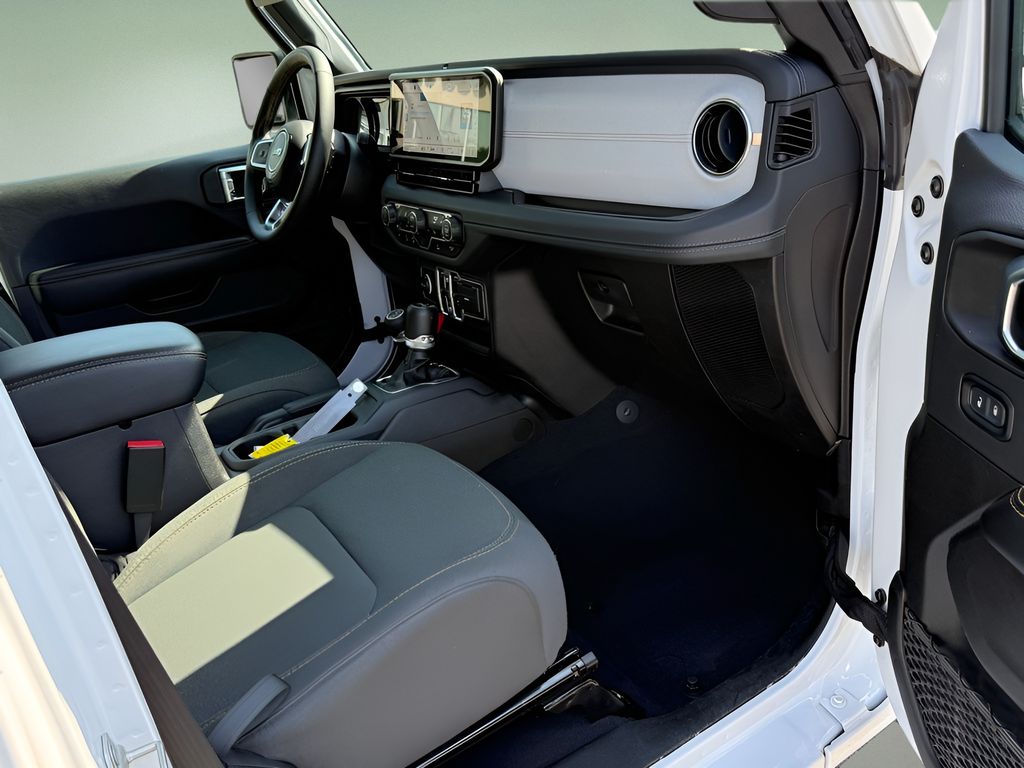 Vehicle image 16 of 28