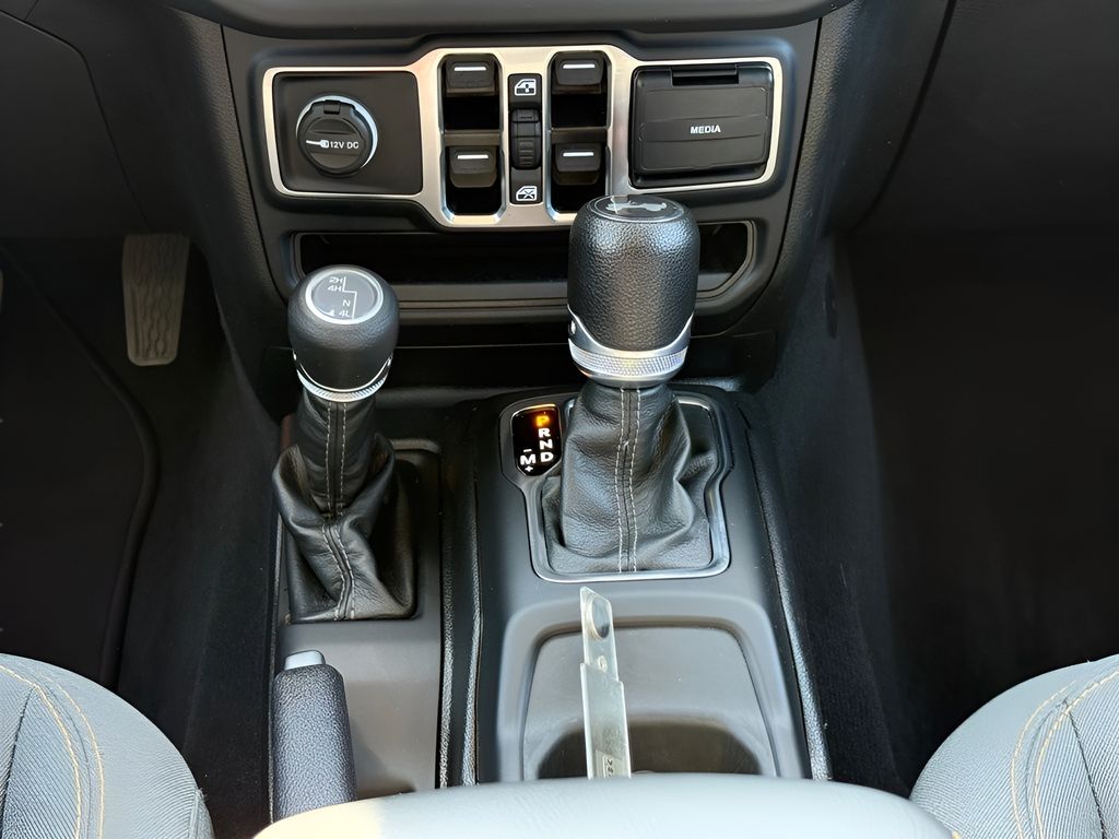 Vehicle image 21 of 28