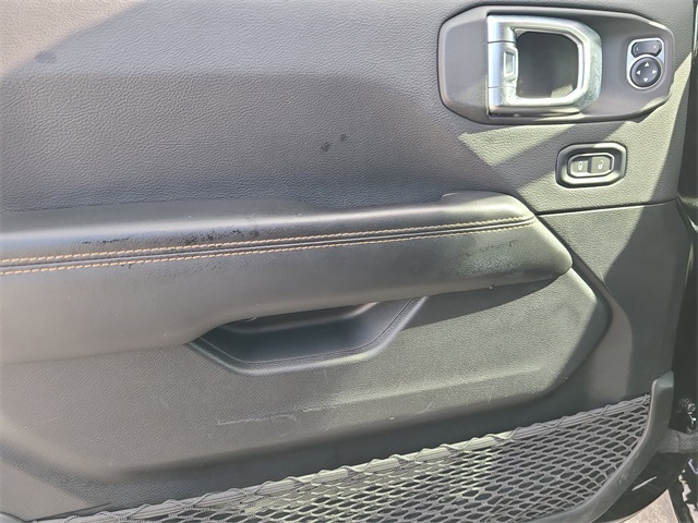 Vehicle image 27 of 35
