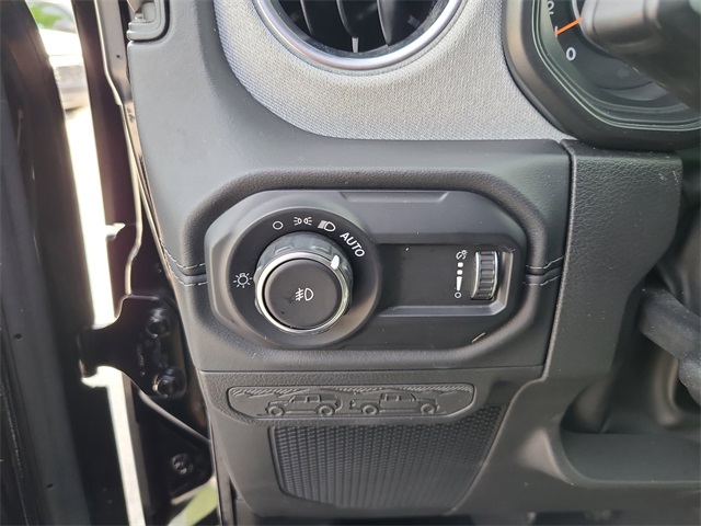Vehicle image 31 of 35