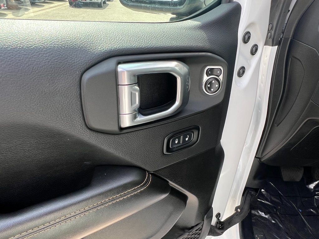 Vehicle image 17 of 26