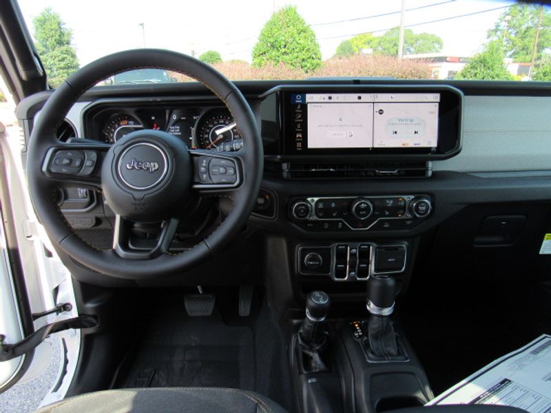 Vehicle image 18 of 23
