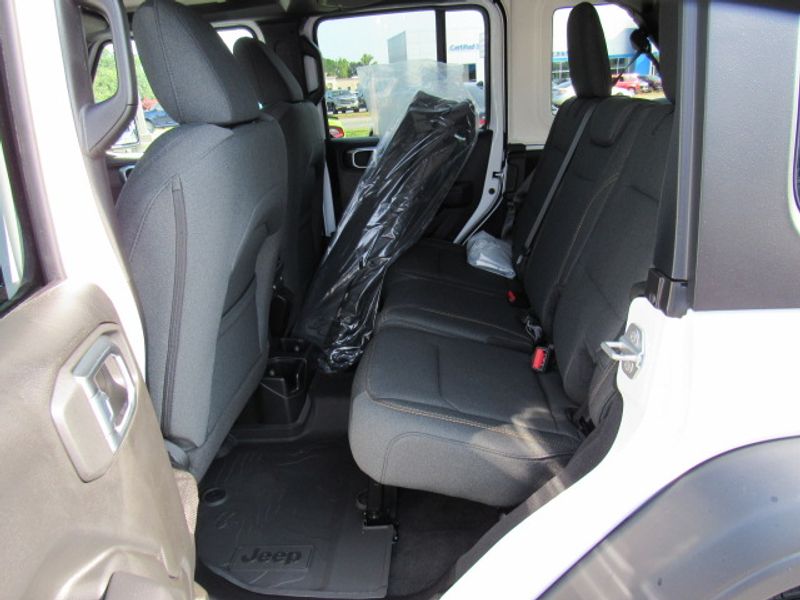 Vehicle image 17 of 23