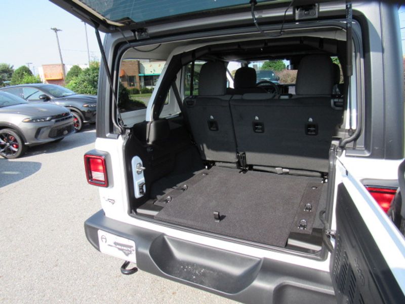 Vehicle image 19 of 23