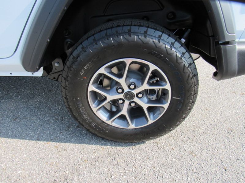 Vehicle image 20 of 23