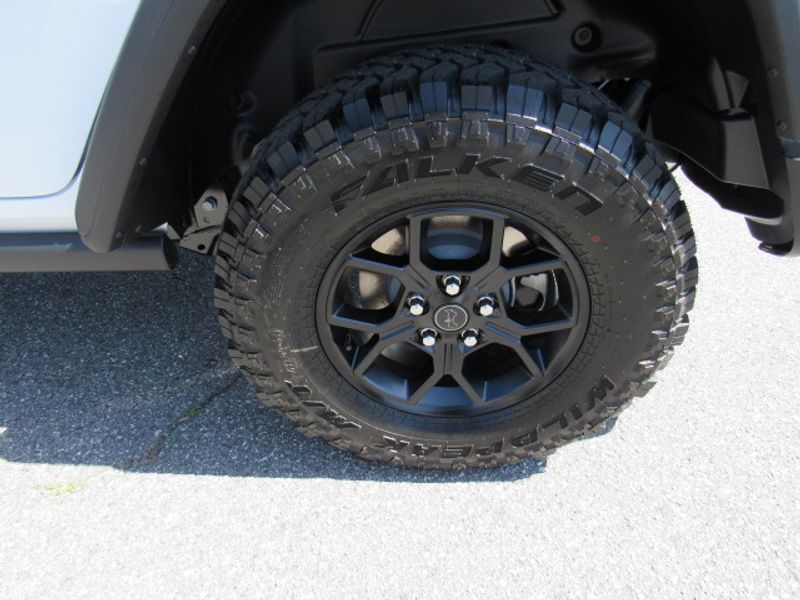 Vehicle image 17 of 20
