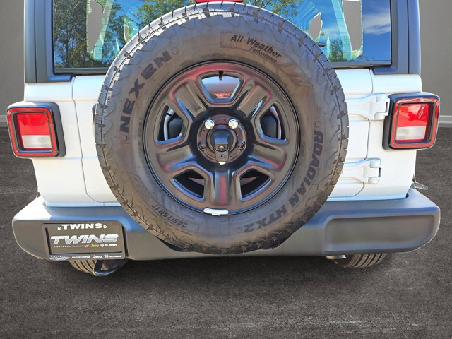 Vehicle image 18 of 60