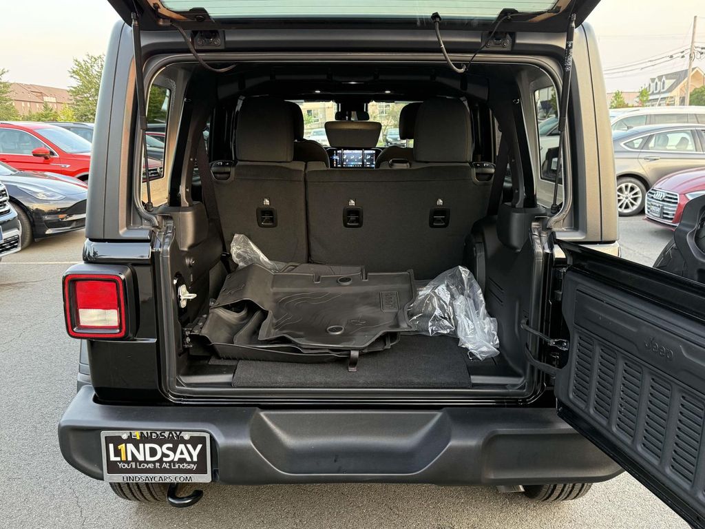 Vehicle image 7 of 26