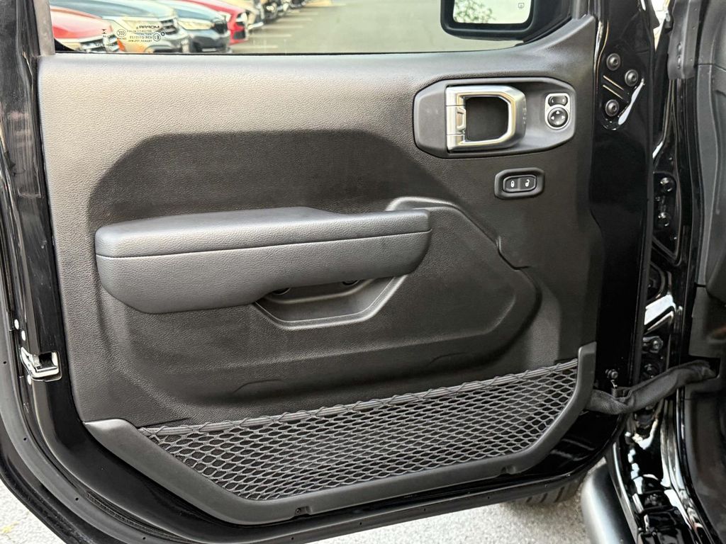 Vehicle image 22 of 26