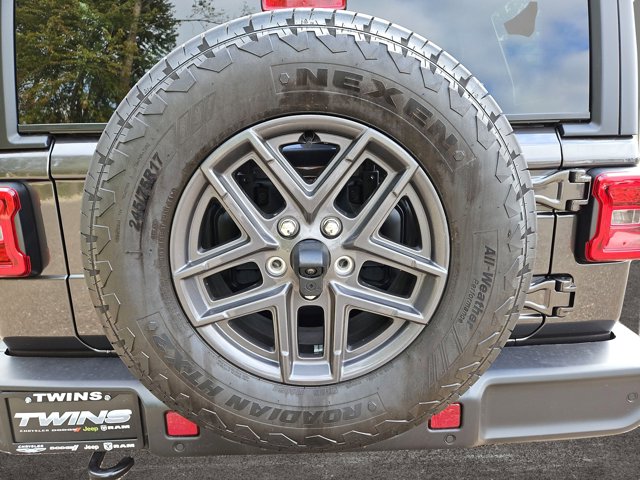 Vehicle image 32 of 67