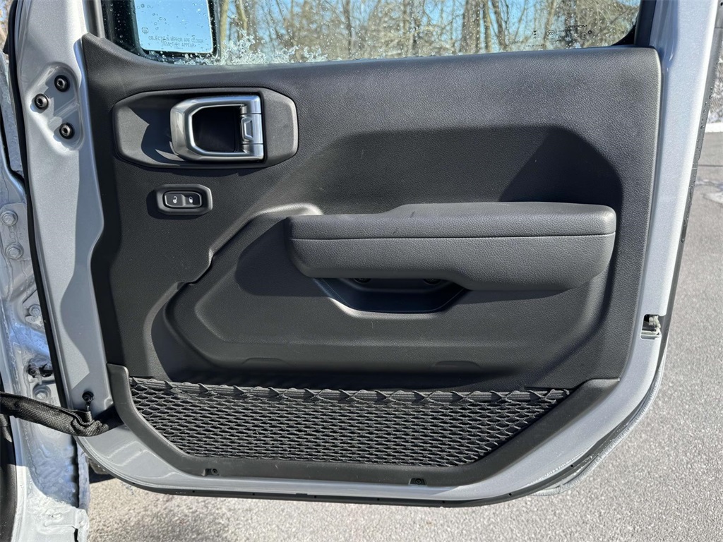Vehicle image 28 of 30