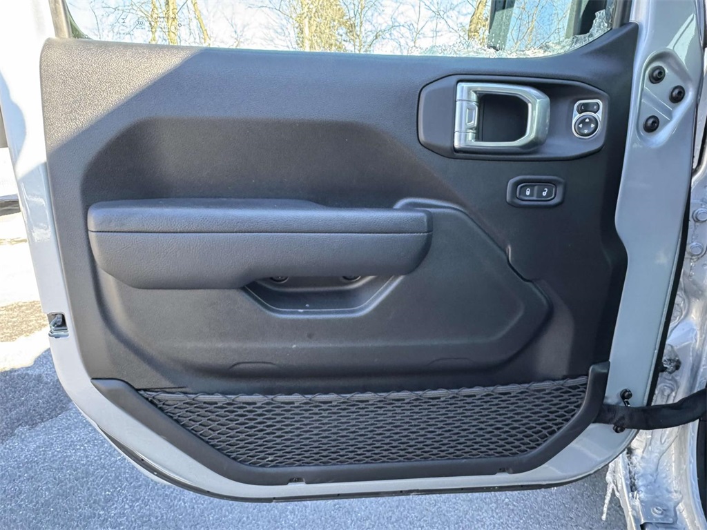 Vehicle image 19 of 30