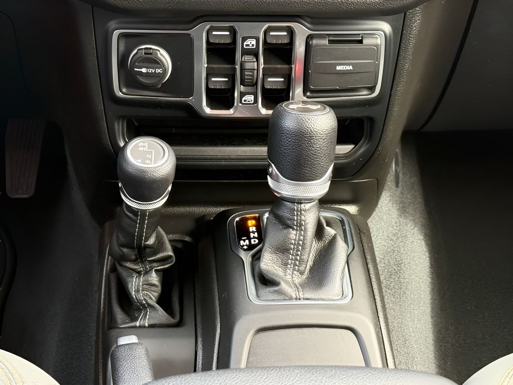 Vehicle image 22 of 28