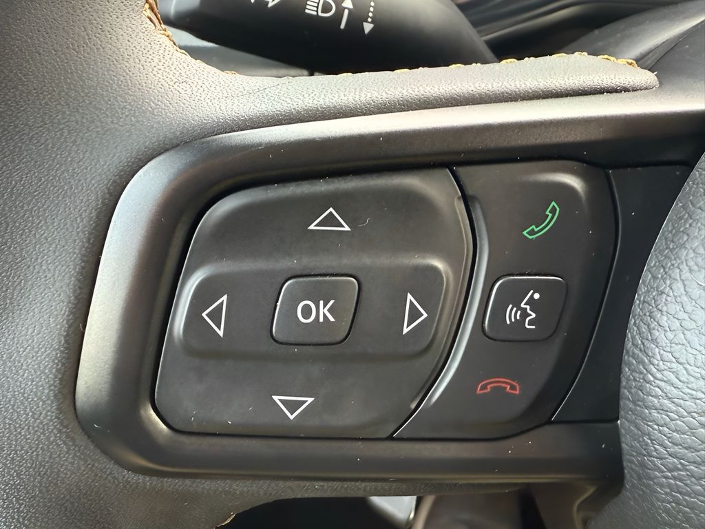 Vehicle image 24 of 28