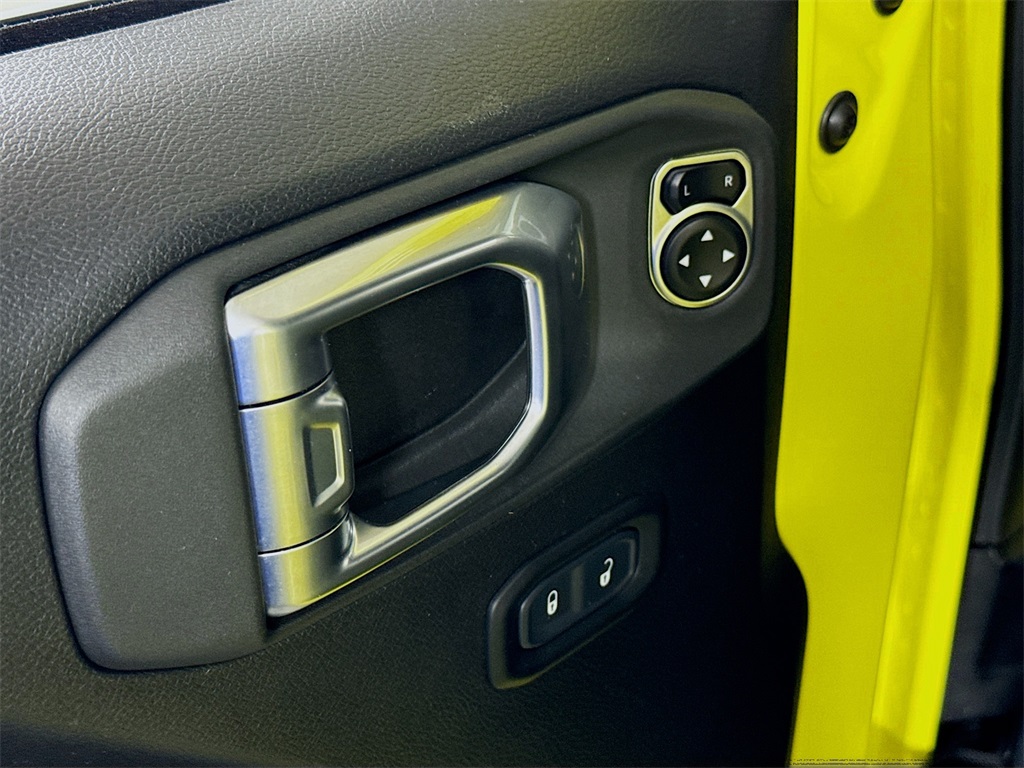 Vehicle image 17 of 27