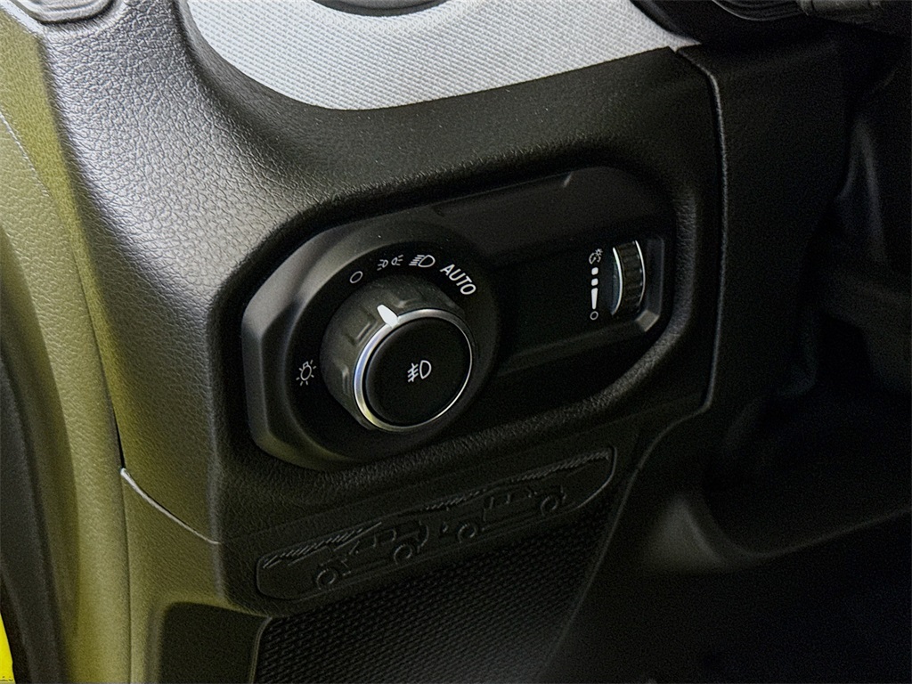 Vehicle image 10 of 27