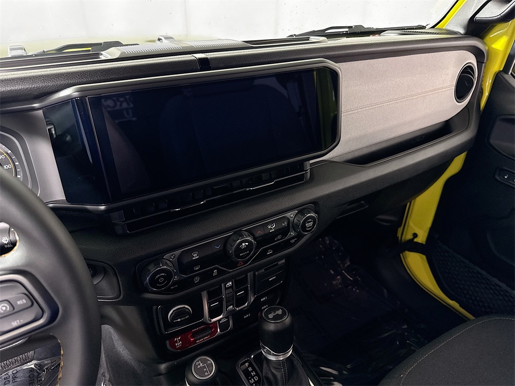 Vehicle image 21 of 27