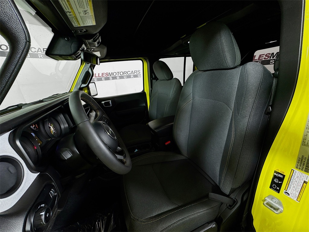 Vehicle image 19 of 27