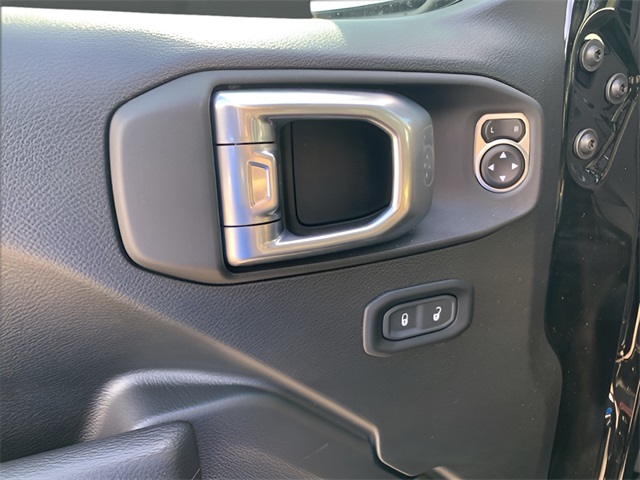 Vehicle image 31 of 37