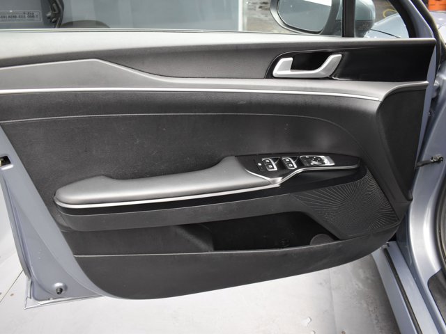 2024 Kia K5 LXS Image 25 of 33