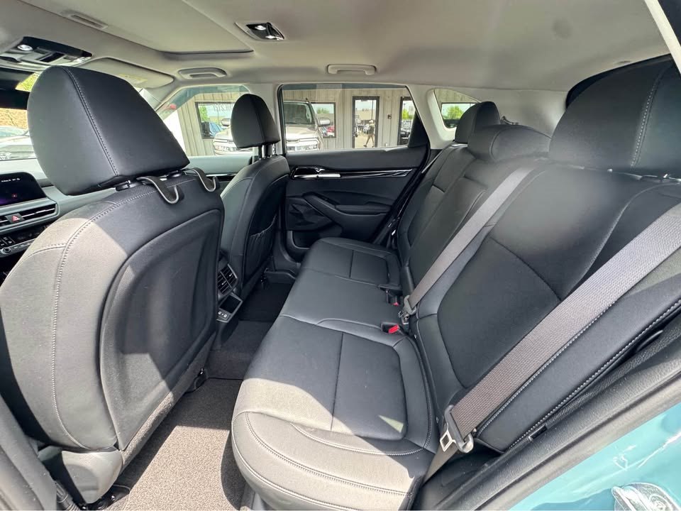 Vehicle image 8 of 10
