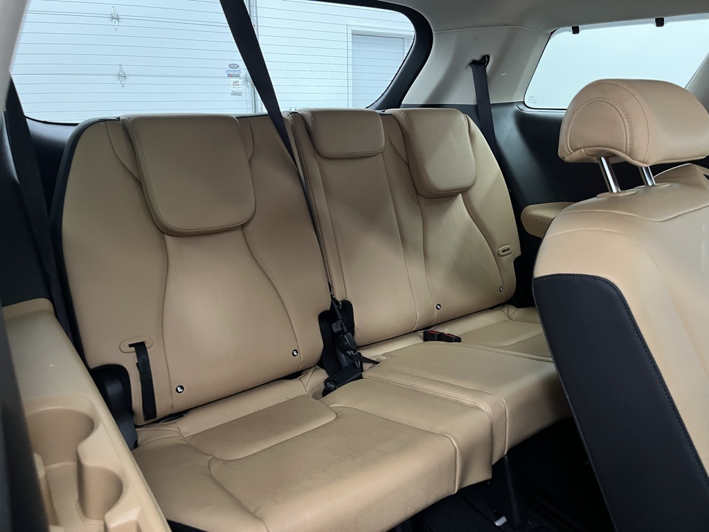 Vehicle image 27 of 37