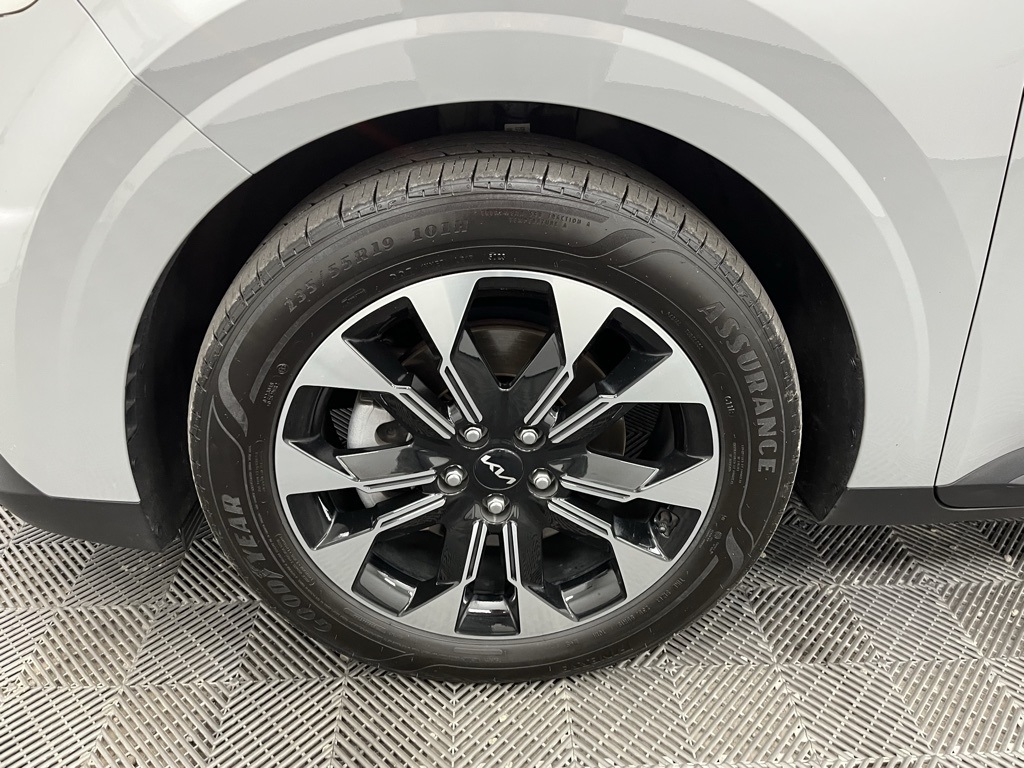 Vehicle image 18 of 37