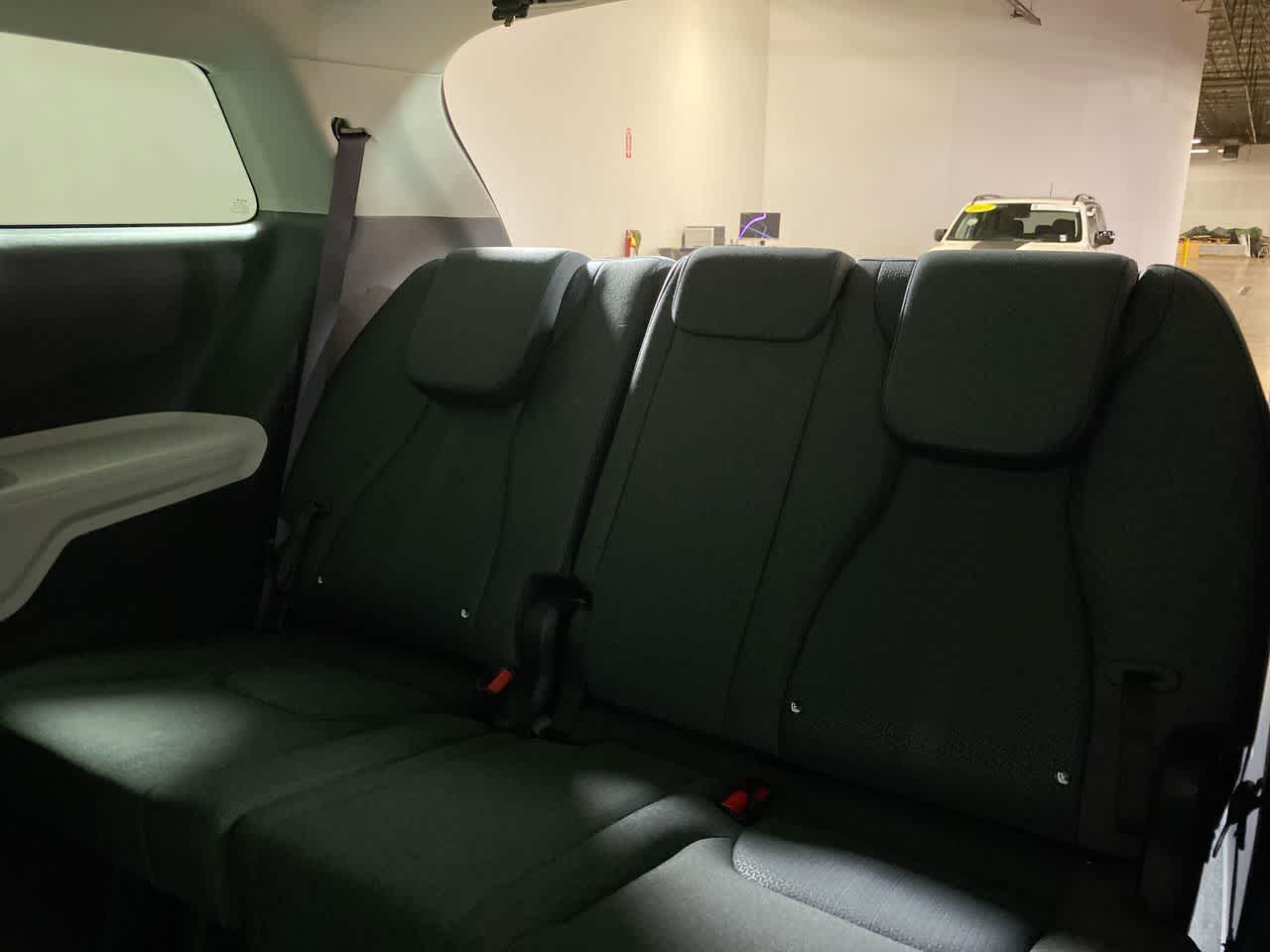 2024 Kia Carnival LX Image 20 of 34