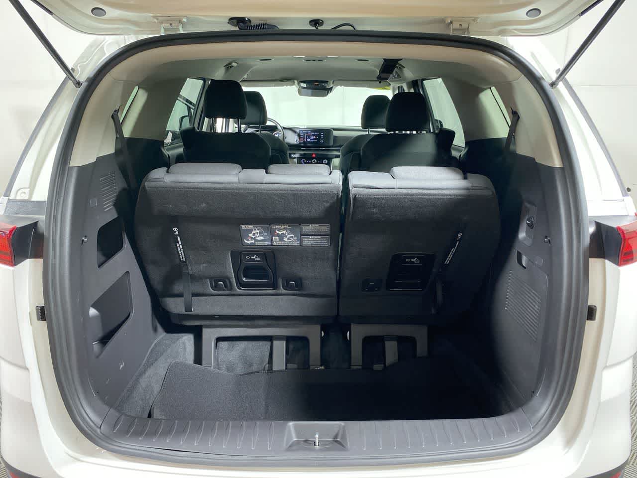 2024 Kia Carnival LX Image 18 of 34