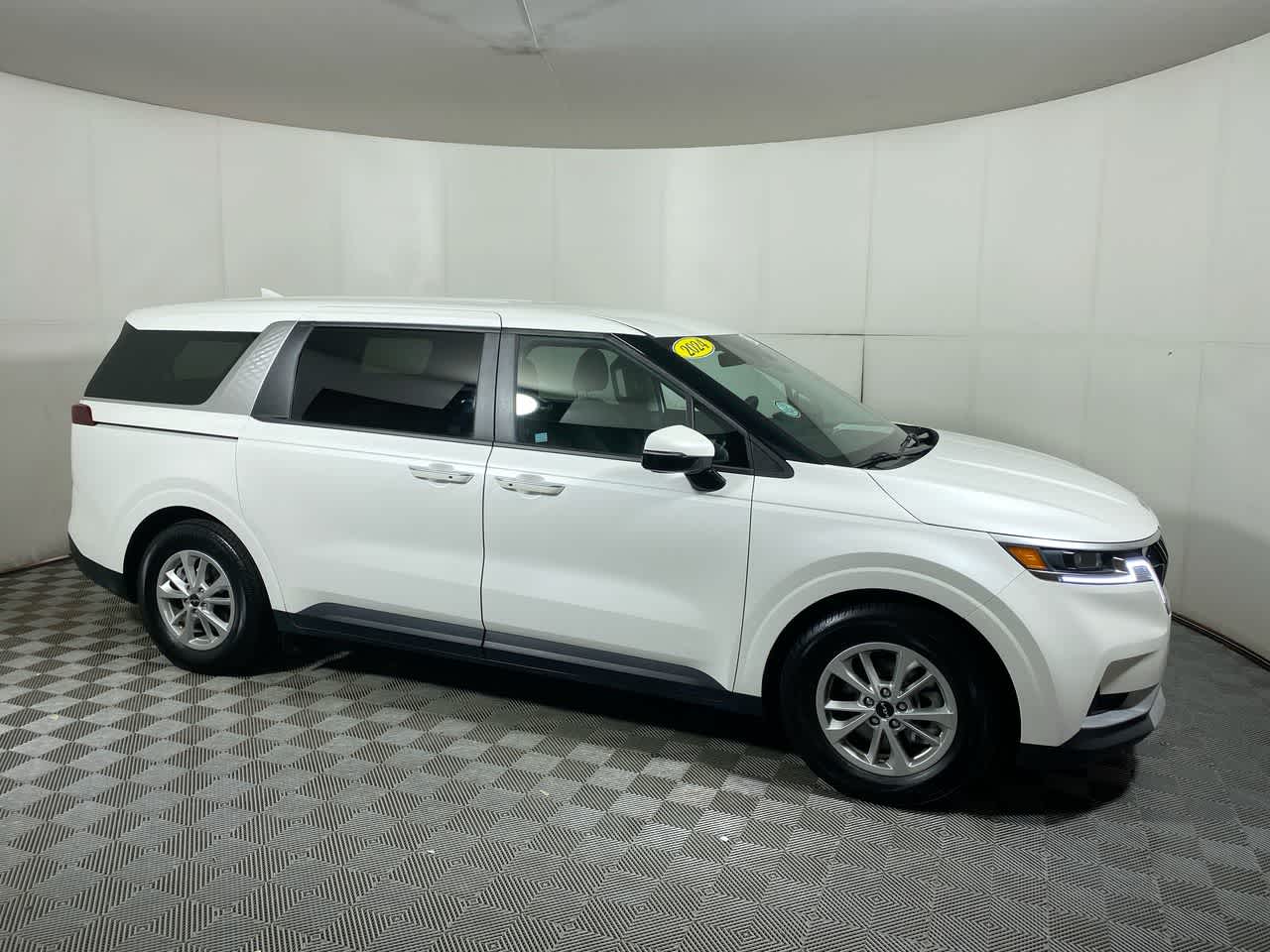 2024 Kia Carnival LX Image 6 of 34