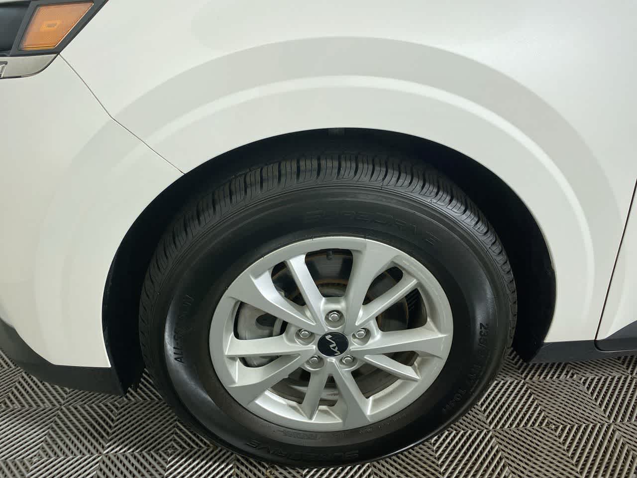 2024 Kia Carnival LX Image 17 of 34