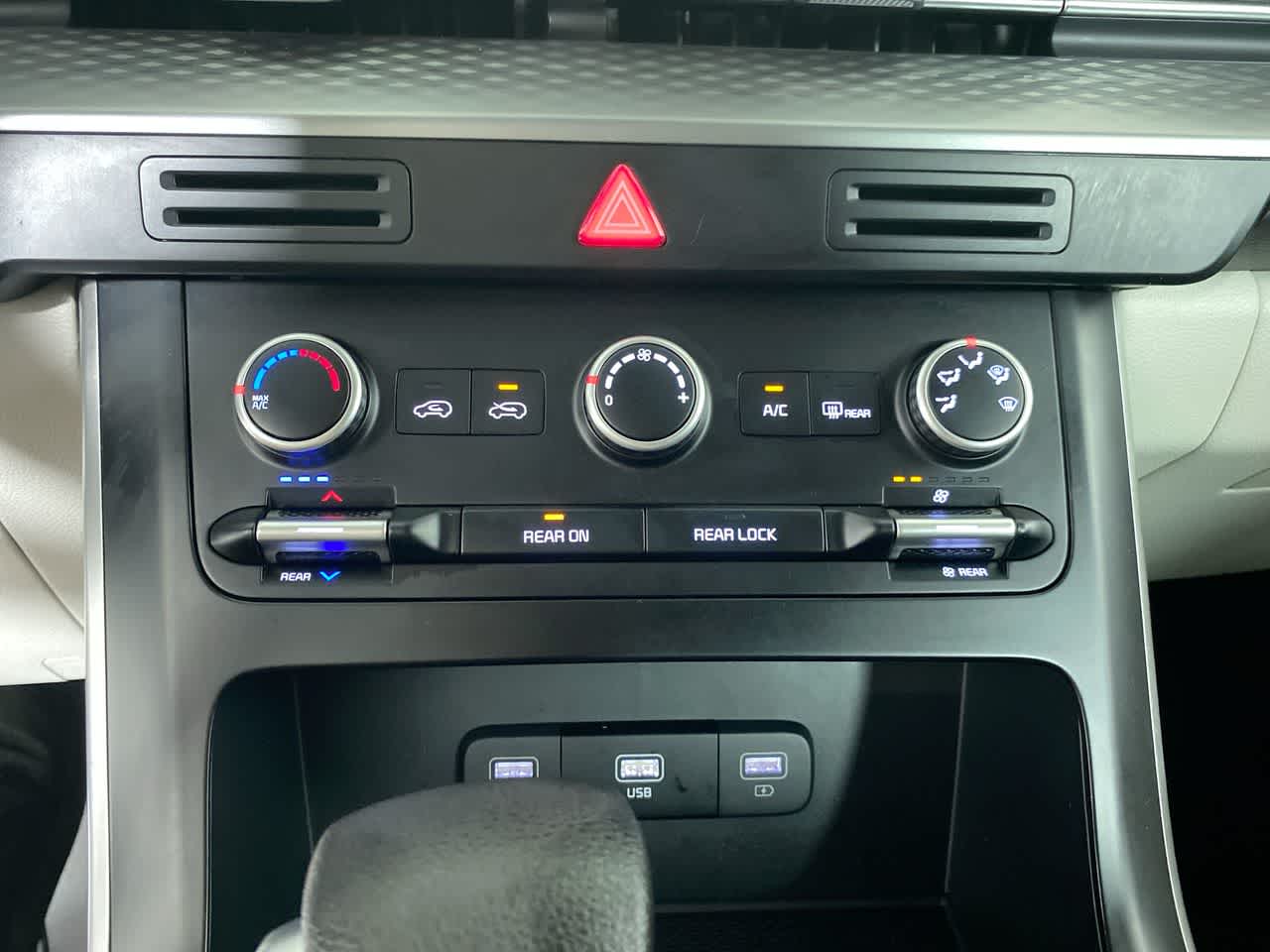 2024 Kia Carnival LX Image 27 of 34