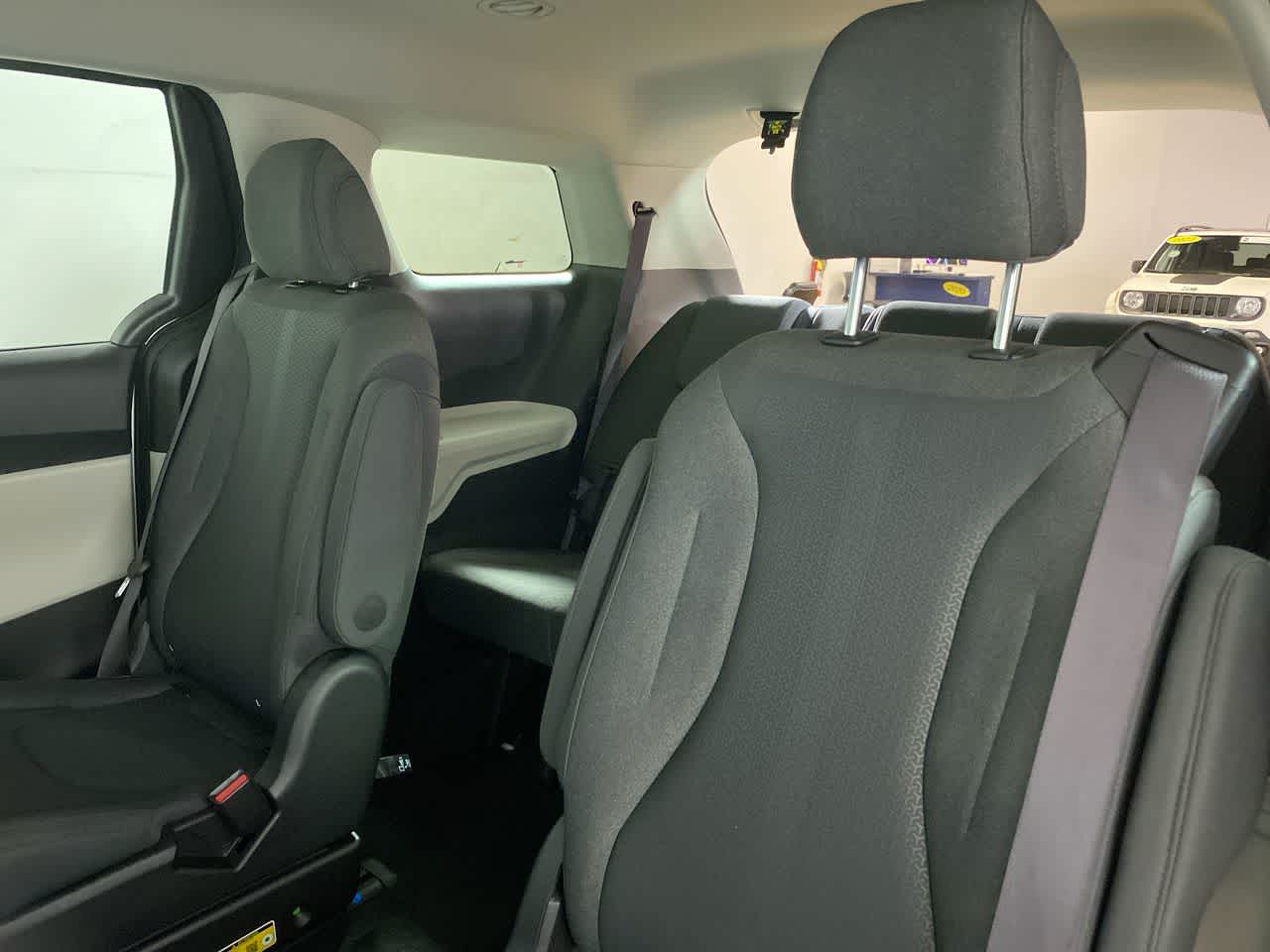 2024 Kia Carnival LX Image 19 of 34