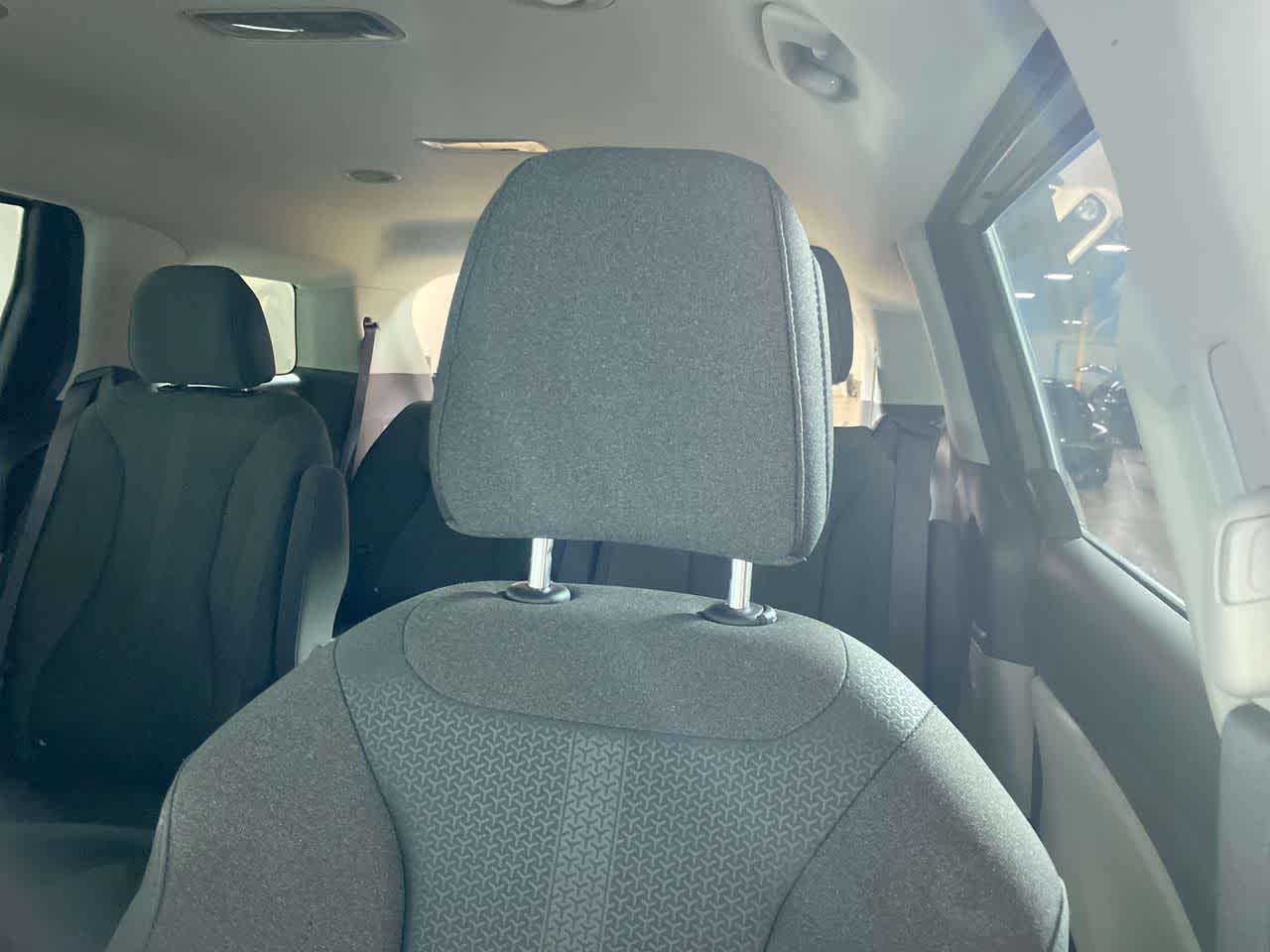 2024 Kia Carnival LX Image 21 of 34