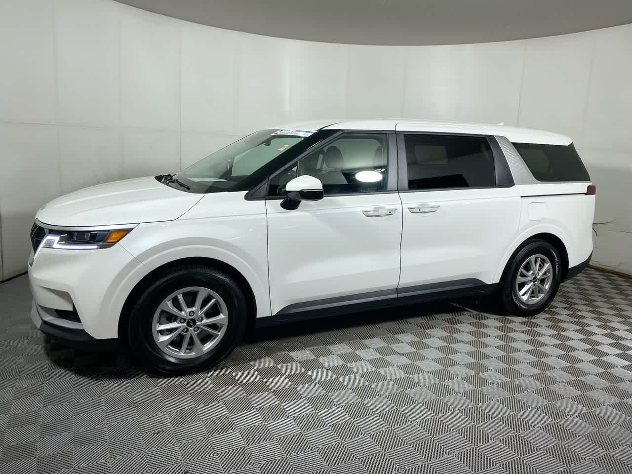 2024 Kia Carnival LX Image 2 of 34