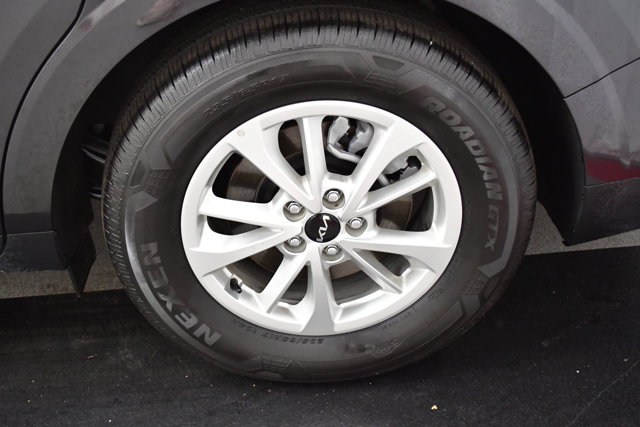 2024 Kia Carnival LX Image 10 of 31