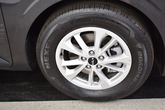 2024 Kia Carnival LX Image 8 of 31