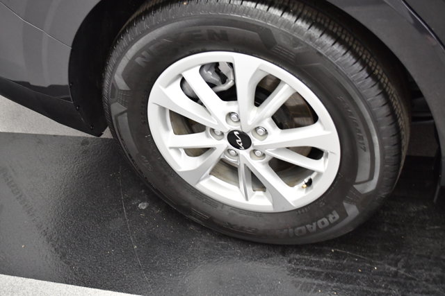 2024 Kia Carnival LX Image 11 of 31