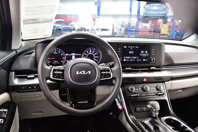 2024 Kia Carnival LX Image 17 of 31