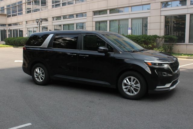 2024 Kia Carnival LX Image 3 of 34
