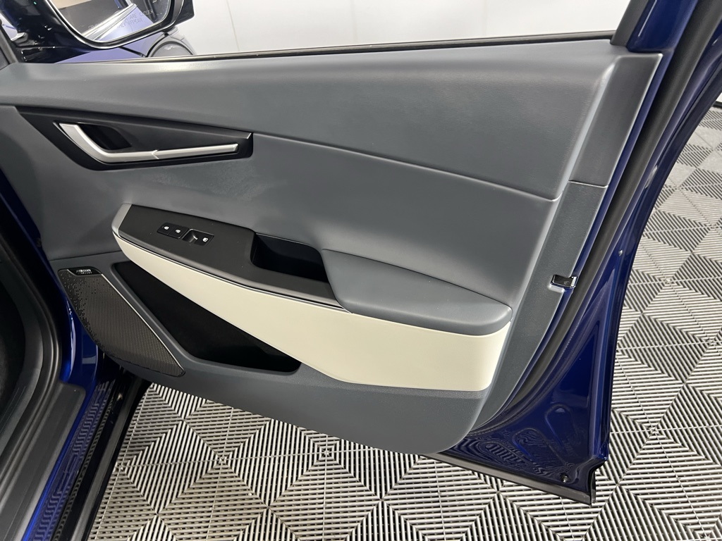 Vehicle image 34 of 60