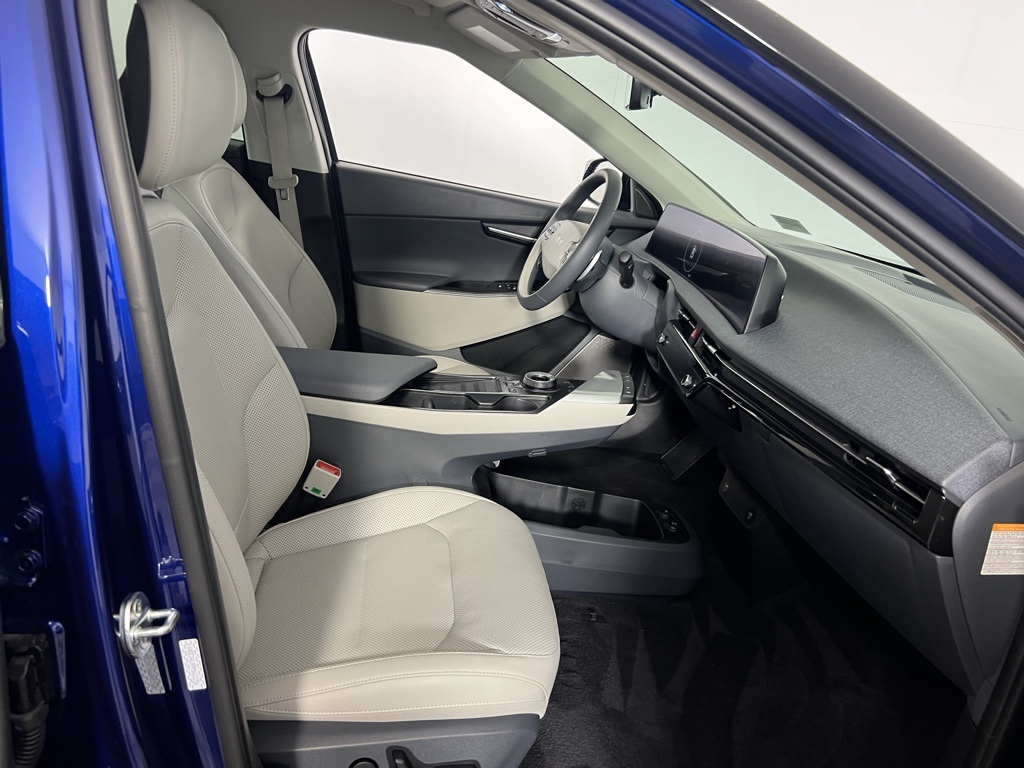 Vehicle image 32 of 60