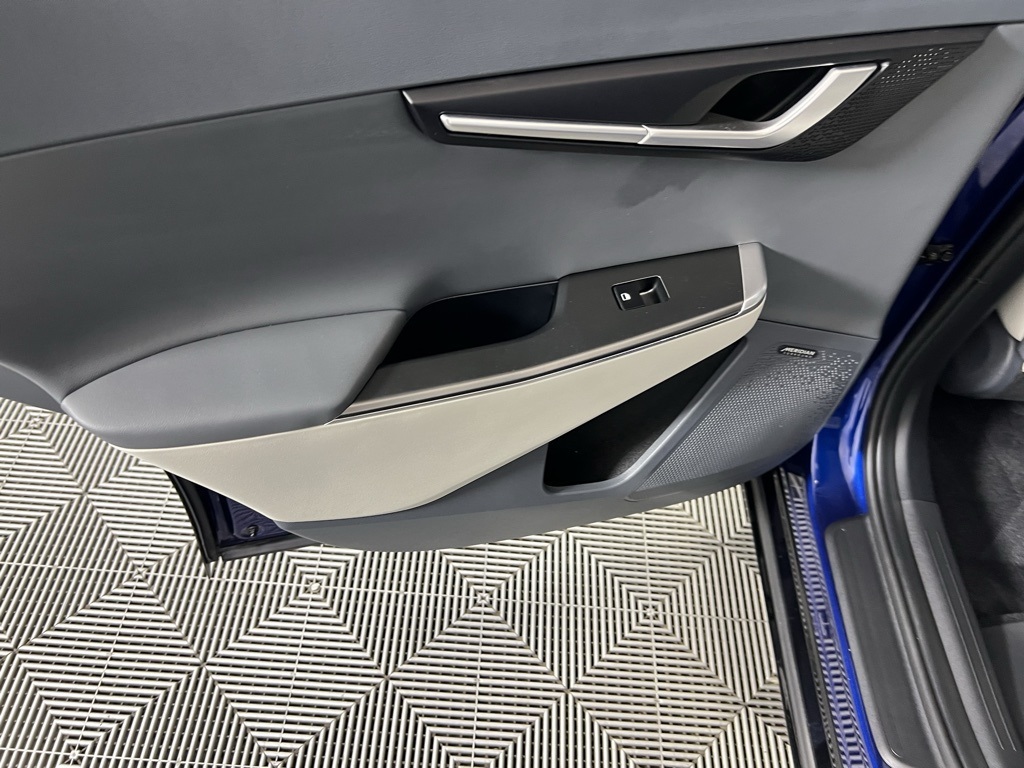 Vehicle image 28 of 60