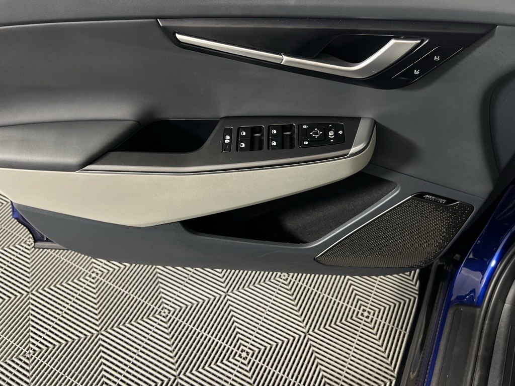 Vehicle image 26 of 60