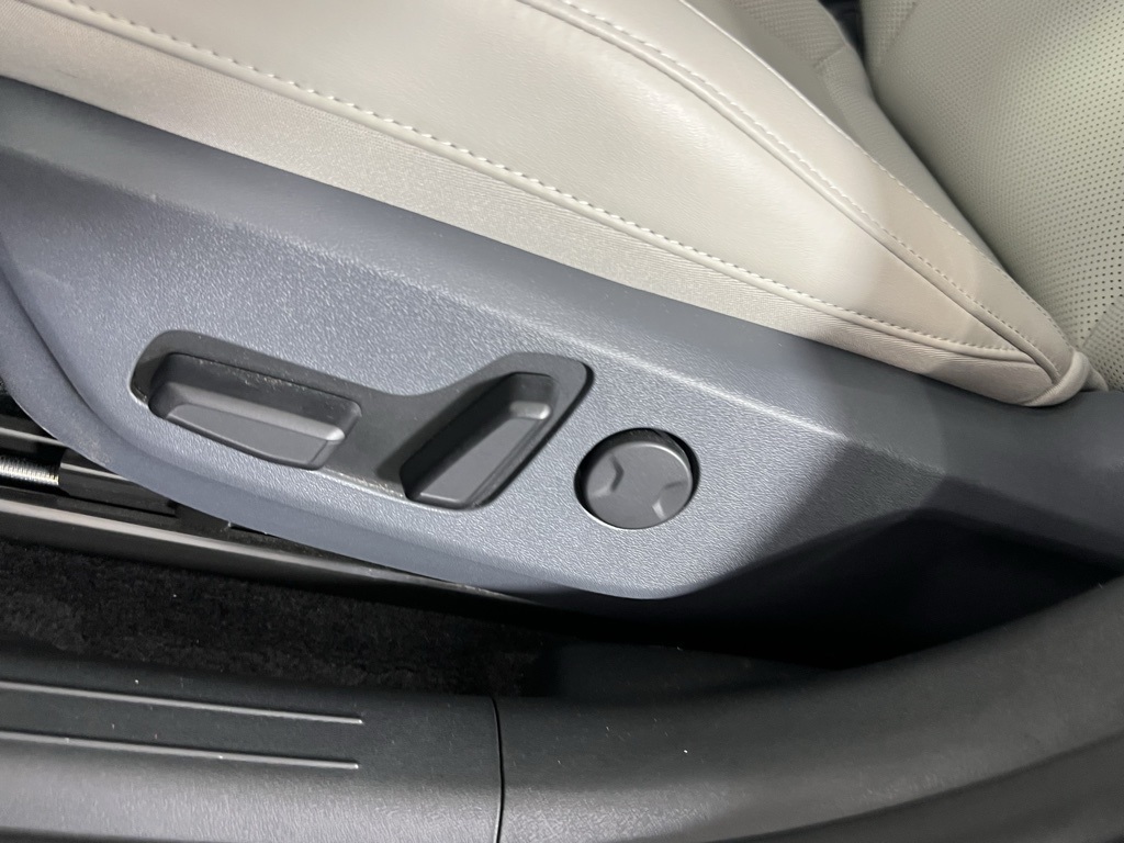 Vehicle image 25 of 60