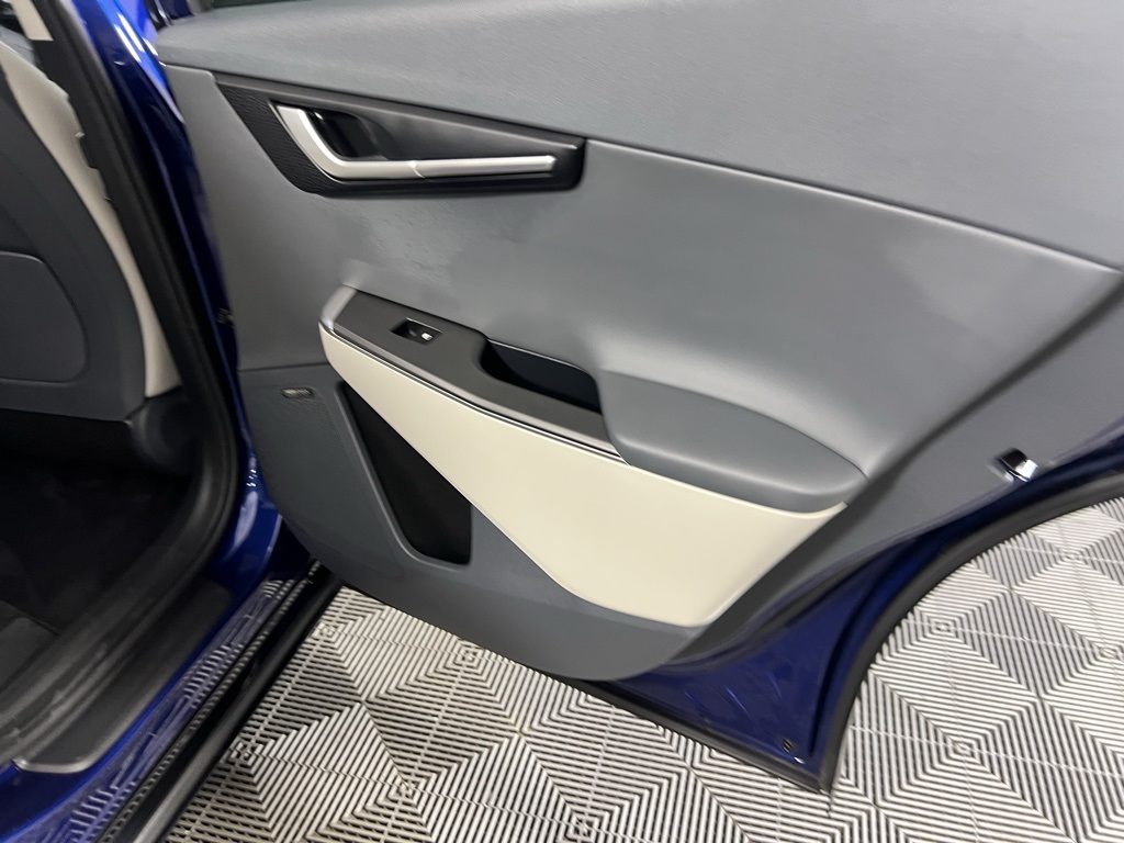 Vehicle image 31 of 60