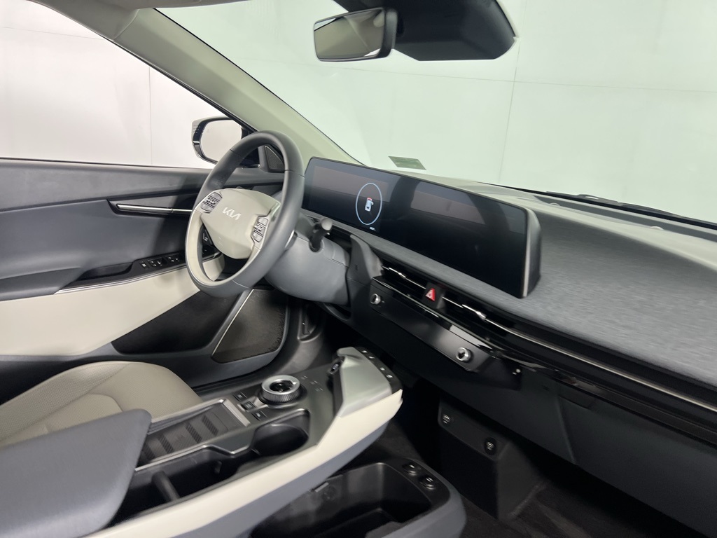 Vehicle image 33 of 60
